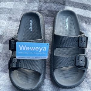 Gray Sandals woman’s size 9, Men’s size 8. New with tags